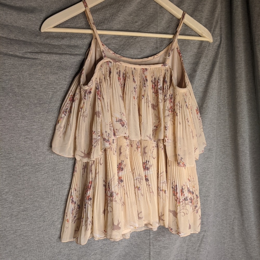 ๐ Feminine LC Ruffle Blouse ๐ธ - Picture 2 of 3